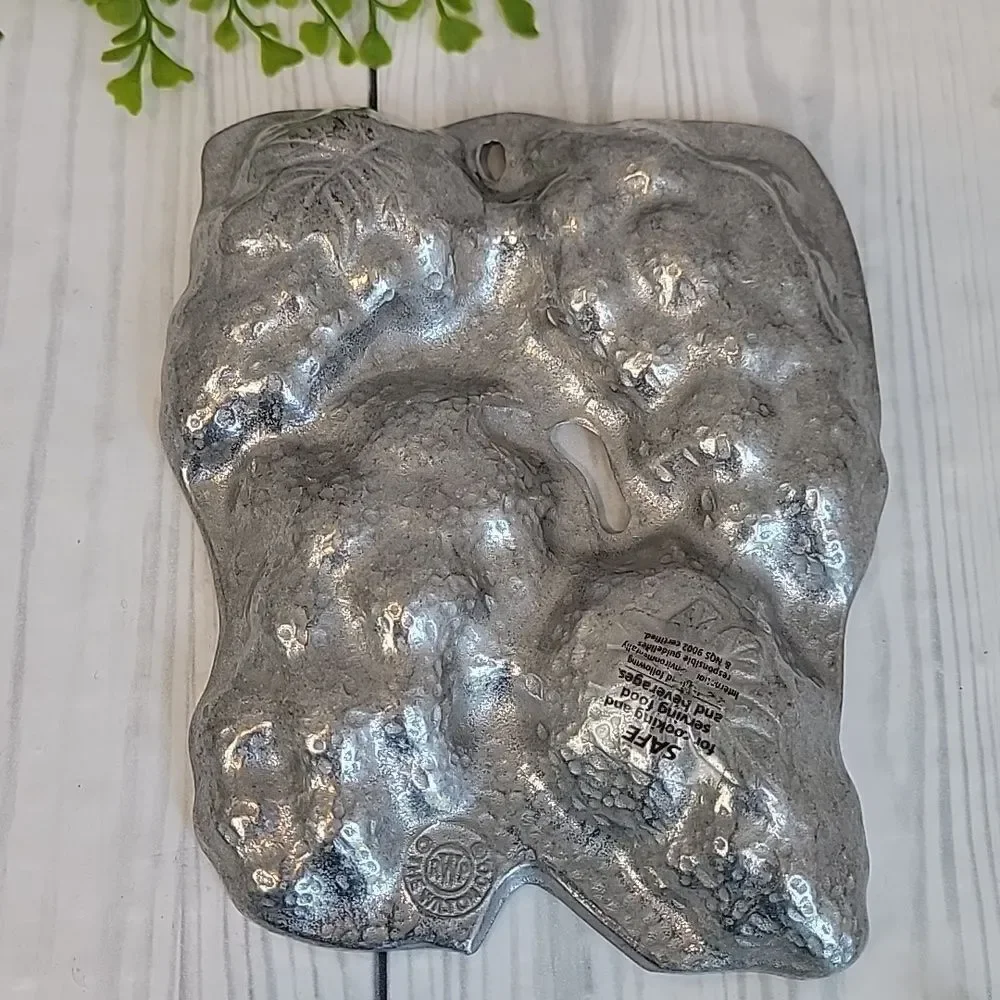 Wilton Vintage Grape Cluster Mold 7.5